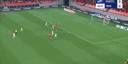 刘若钒直塞禁区，莱昂纳多过掉门将将球打进，海港1-0