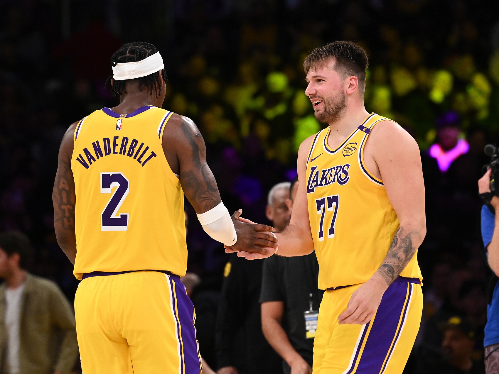 开云-😂东契奇和范德比尔特互动：你没弹跳 后者：比你强